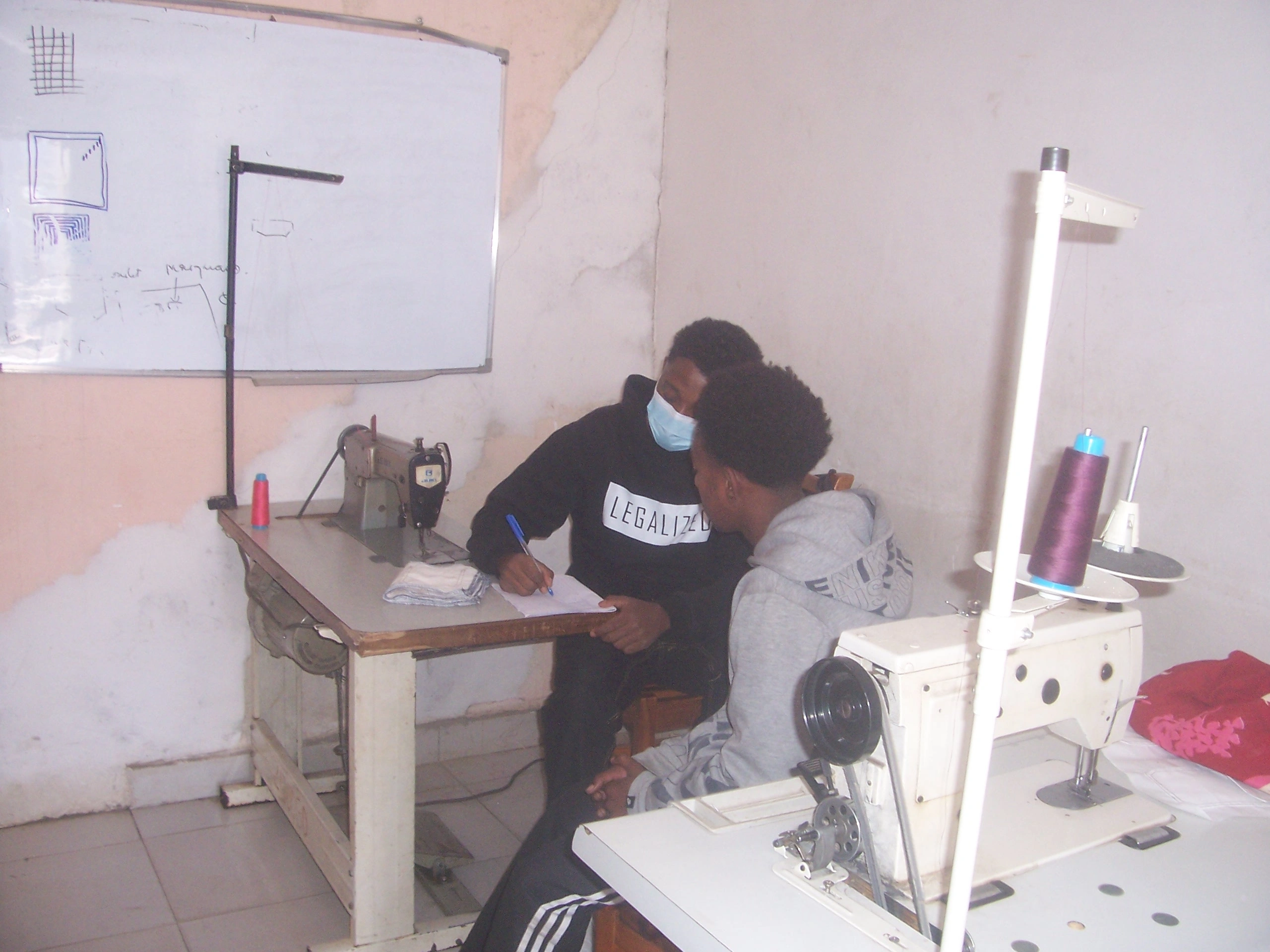 Stagiaire interviewant une apprenante