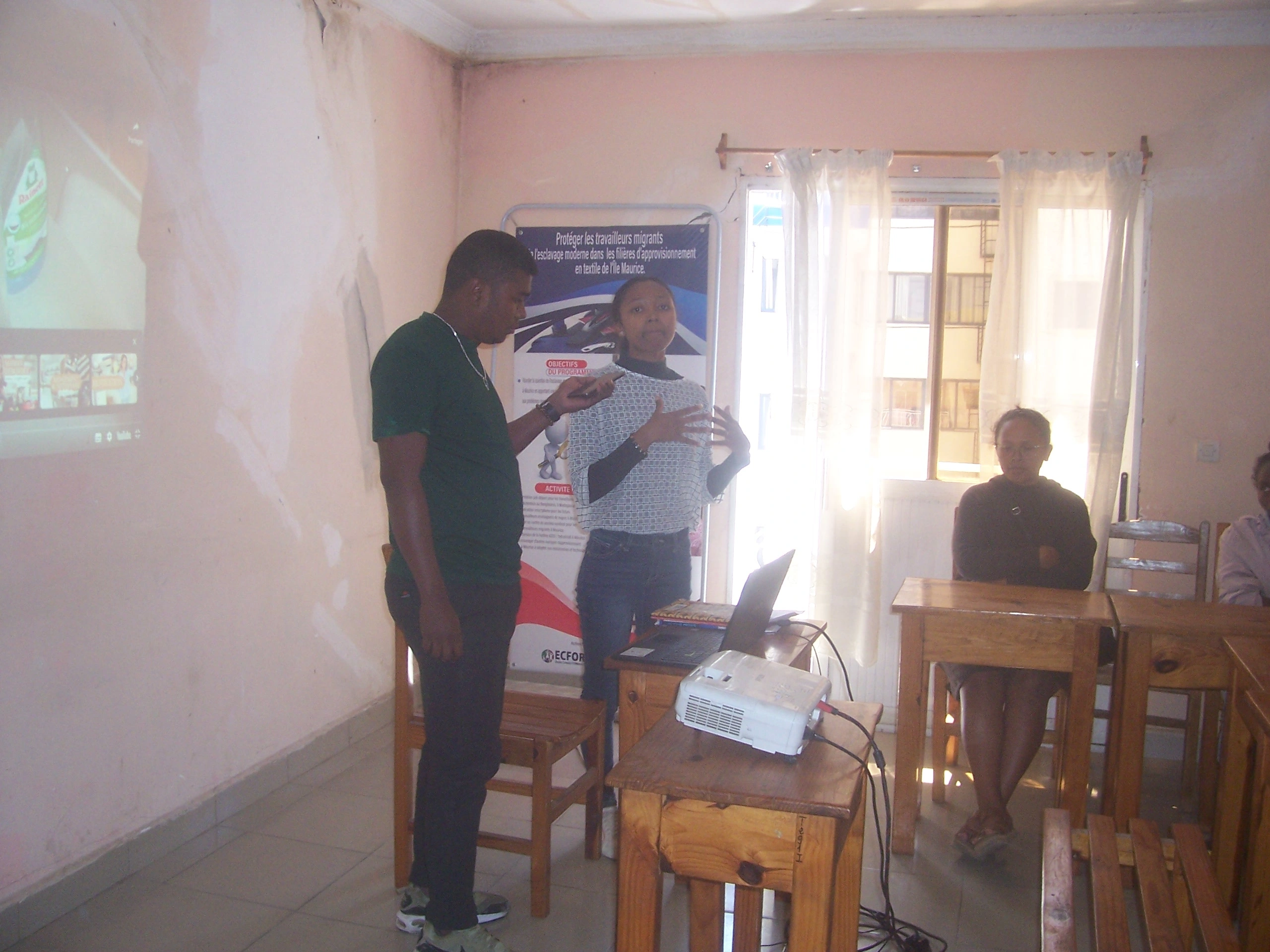 Stagiaires interviewant une formatrice